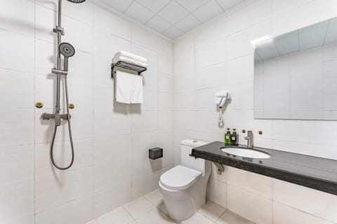 Deluxe Twin Room  | Bathroom | Shower, free toiletries, hair dryer, slippers