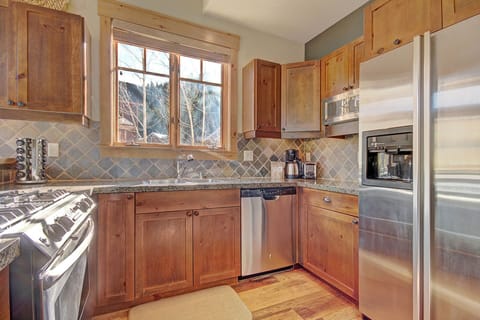 Townhome, 3 Bedrooms | Private kitchen | Full-size fridge, microwave, oven, stovetop