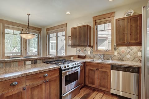 Townhome, 2 Bedrooms | Private kitchen | Full-size fridge, microwave, oven, stovetop