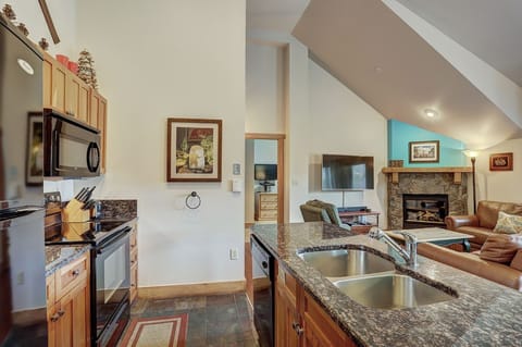 Condo, 3 Bedrooms | Private kitchen | Full-size fridge, microwave, oven, stovetop