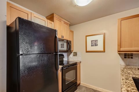 Condo, 2 Bedrooms | Private kitchen | Microwave, oven, coffee/tea maker