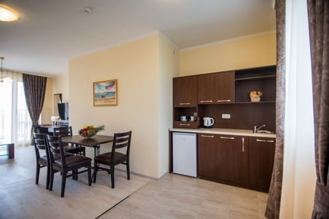 Apartment, 2 Bedrooms (5 adults) | In-room safe, desk, iron/ironing board, free WiFi