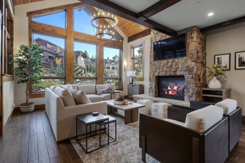 House, 5 Bedrooms | Living room | Flat-screen TV, DVD player
