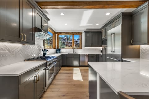 House, 4 Bedrooms | Private kitchen | Fridge, oven, coffee/tea maker, toaster