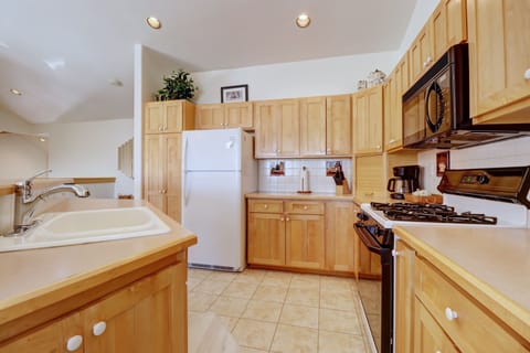 House, 3 Bedrooms | Private kitchen | Full-size fridge, microwave, oven, stovetop