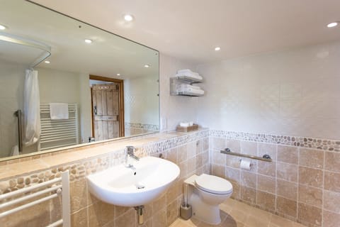 Double or Twin Room | Bathroom | Free toiletries, towels, shampoo