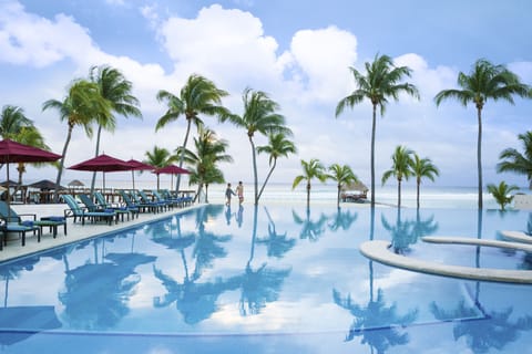 7 outdoor pools, pool umbrellas, sun loungers