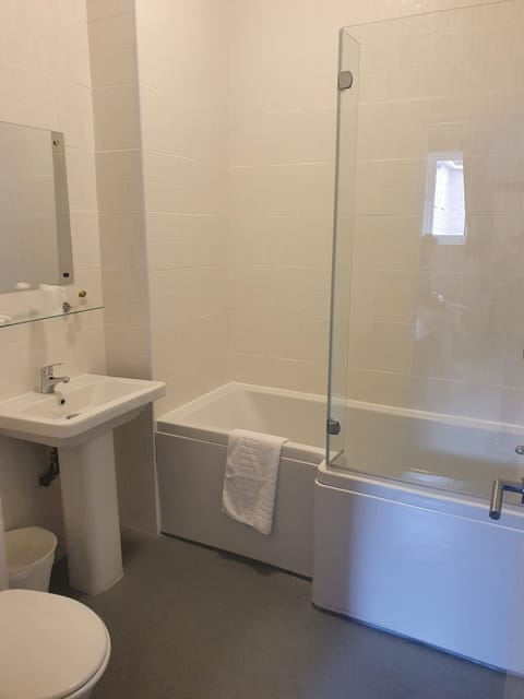 Superior Double Room, 1 King Bed | Bathroom | Shower, towels