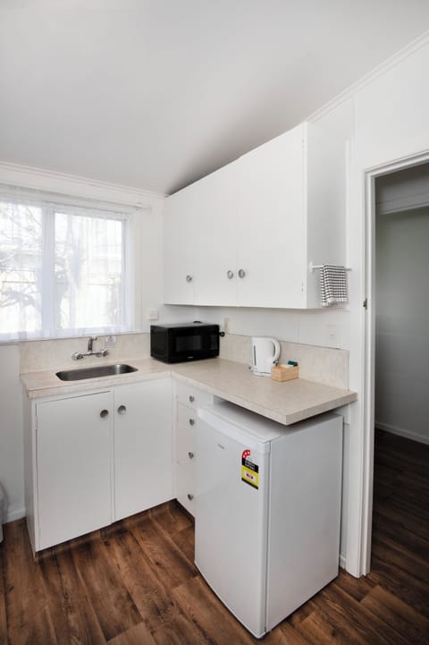 Standard Apartment, 2 Bedrooms | Private kitchen | Fridge, microwave, oven, stovetop