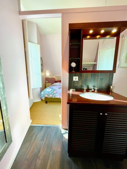 Comfort Double Room, City View (citybreak premium) | Bathroom | Shower, free toiletries, hair dryer, towels