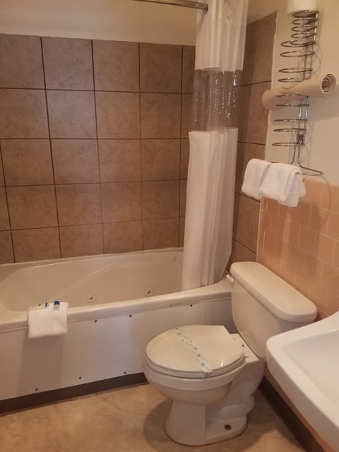 Standard Room, 1 Queen Bed, Non Smoking | Bathroom | Combined shower/tub, free toiletries, hair dryer, towels