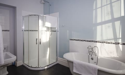 Deluxe Suite, Ensuite, Sea View | Bathroom