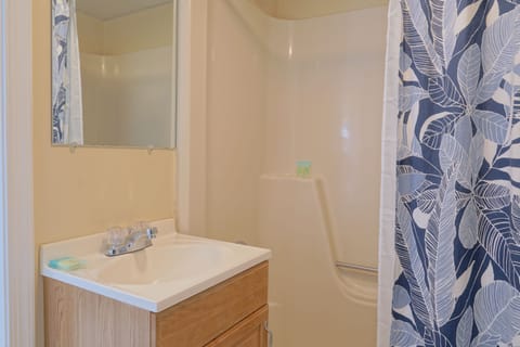 Combined shower/tub, free toiletries, towels