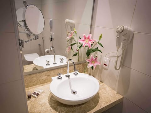 Deluxe Apartment | Bathroom | Free toiletries, hair dryer, towels, soap