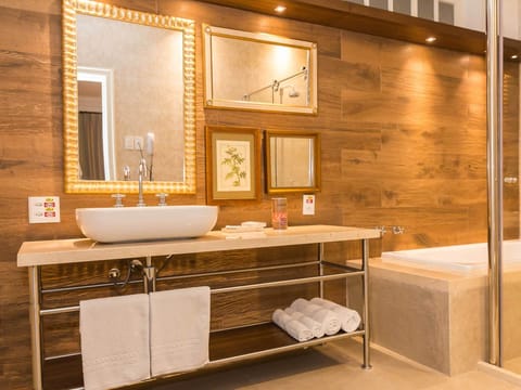 Presidential Suite | Bathroom | Free toiletries, hair dryer, towels, soap