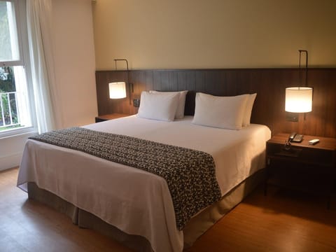 Deluxe Apartment, Bathtub | Minibar, in-room safe, laptop workspace, blackout drapes