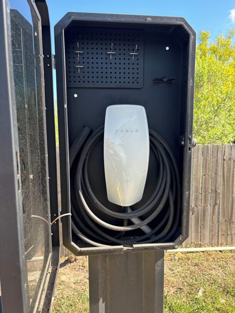 Electric vehicle charging station