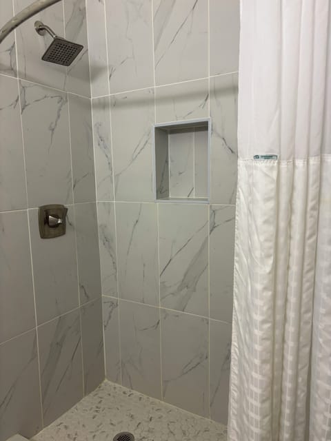 Combined shower/tub, free toiletries, towels, shampoo