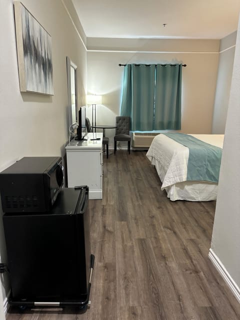 Standard Room, 1 King Bed | Premium bedding, desk, iron/ironing board, free WiFi