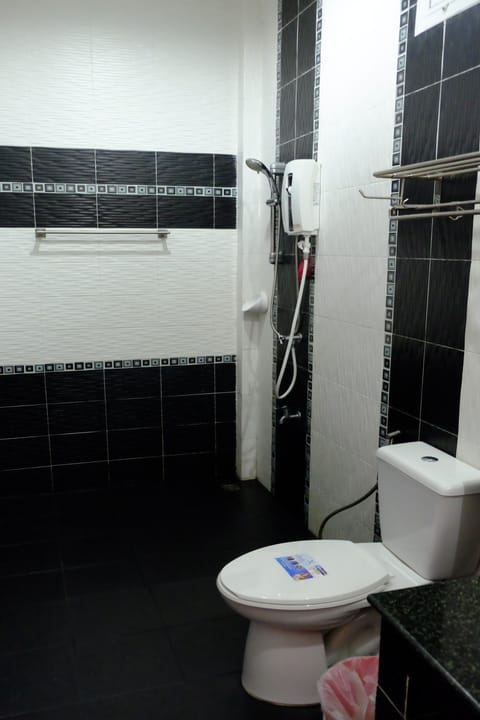 Triple Room | Bathroom | Shower, free toiletries, towels