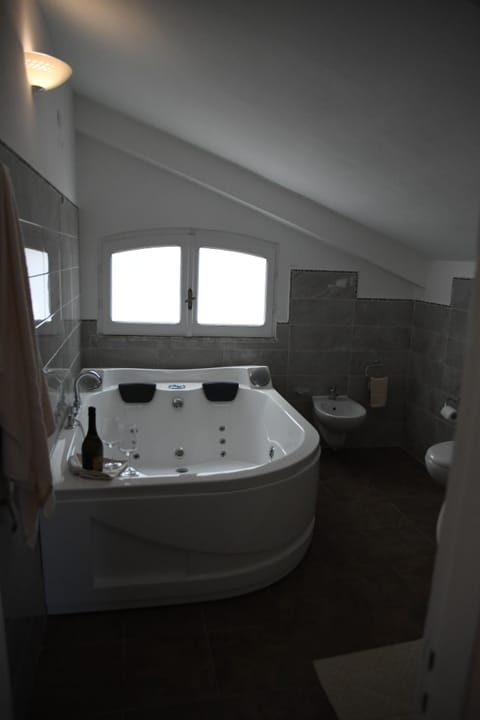 Suite, Jetted Tub | Bathroom | Shower, free toiletries, hair dryer, bidet