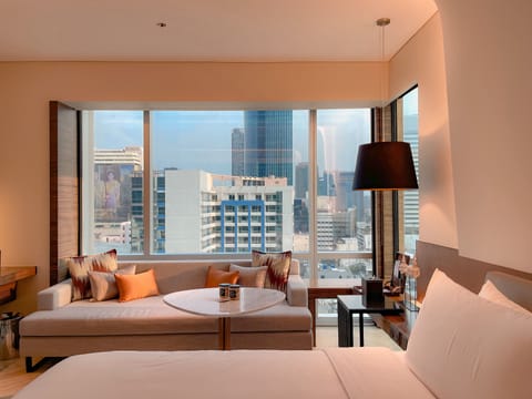 Deluxe Room, 1 King Bed, Corner | City view