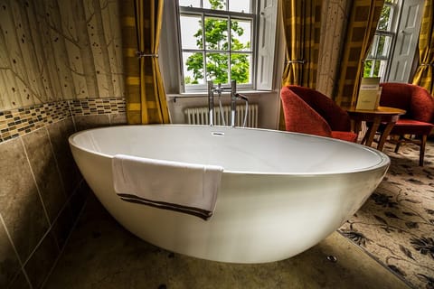 Deluxe Double Room, 1 King Bed | Deep soaking bathtub