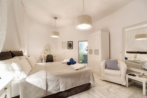 Junior Suite, Sea View | Minibar, in-room safe, free WiFi, bed sheets