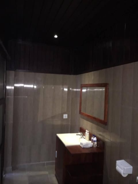 Standard Double Room, Connecting Rooms | Bathroom | Shower, free toiletries