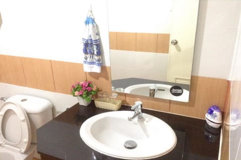 Standard Double Room | Bathroom | Shower, free toiletries, towels