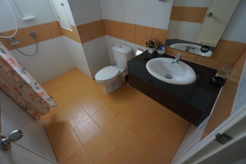 Standard Double Room | Bathroom | Shower, free toiletries, towels