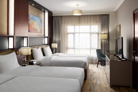 Executive Room (Twin) | Minibar, in-room safe, desk, iron/ironing board