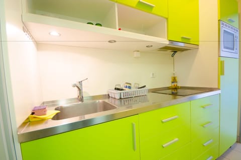 Basic Double Room, Shared Bathroom | Private kitchen | Full-size fridge, microwave, stovetop, cookware/dishes/utensils