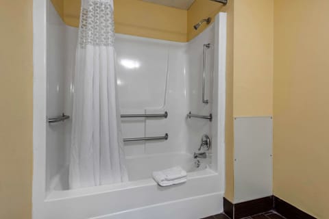 Room, 1 King Bed, Accessible, Non Smoking | Bathroom | Combined shower/tub, hair dryer, towels