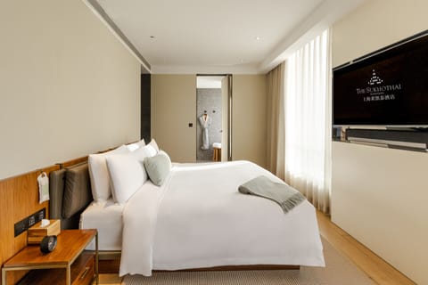 Executive Hollywood King Suite | Premium bedding, down comforters, free minibar items, in-room safe