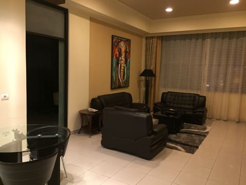 Deluxe Suite | Living area | 32-inch flat-screen TV with cable channels, TV