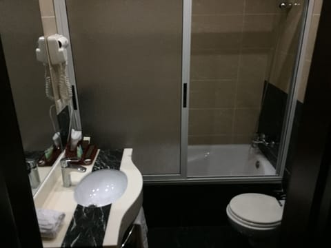 Combined shower/tub, deep soaking tub, free toiletries, hair dryer