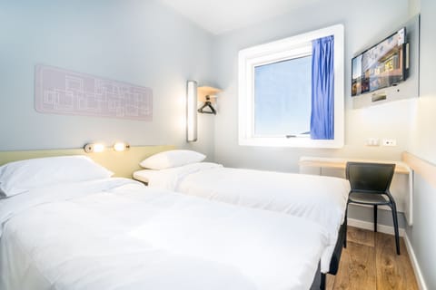 Standard Twin Room, 2 Twin Beds | Desk, free WiFi, bed sheets, wheelchair access