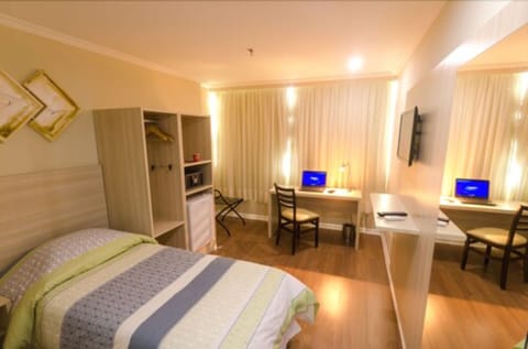 Studio | Minibar, in-room safe, desk, blackout drapes