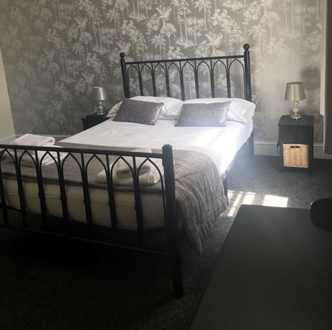 Double Room (Medium) | 1 bedroom, desk, iron/ironing board, free WiFi