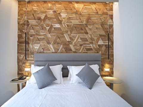 Executive Double or Twin Room | Minibar, in-room safe, desk, soundproofing