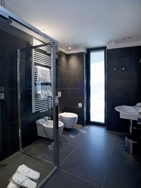 Executive Double or Twin Room | Bathroom | Free toiletries, hair dryer, bathrobes, slippers