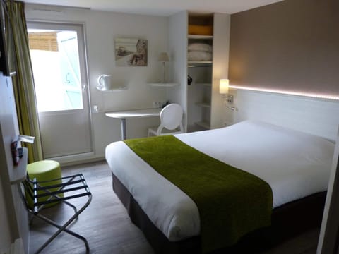 Desk, blackout drapes, iron/ironing board, free WiFi