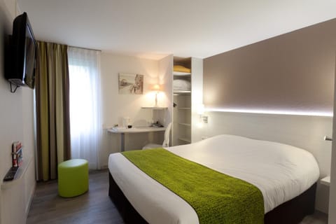 Desk, blackout drapes, iron/ironing board, free WiFi