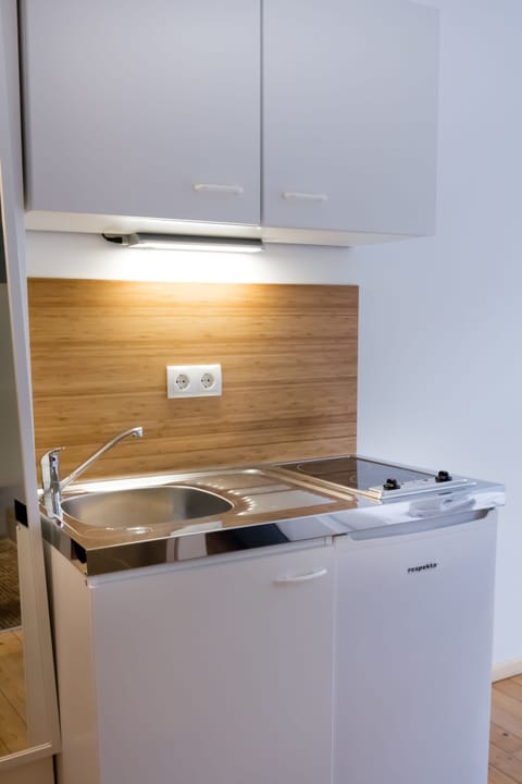Comfort Double Room | Private kitchenette | Fridge, microwave, stovetop, coffee/tea maker
