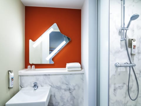 Soundproofing, free WiFi, bed sheets