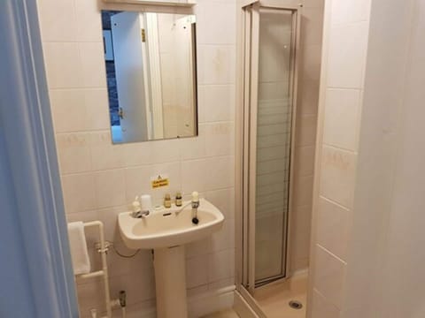 Single Room | Bathroom | Towels