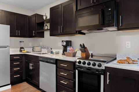 Deluxe Apartment, 1 Bedroom, Non Smoking | Private kitchen | Full-size fridge, microwave, stovetop, dishwasher