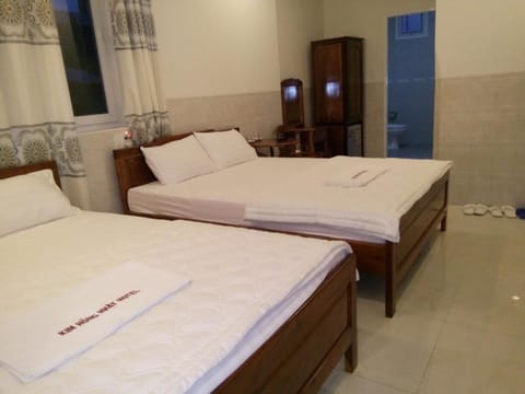 Quadruple Room | Minibar, desk, free WiFi, bed sheets