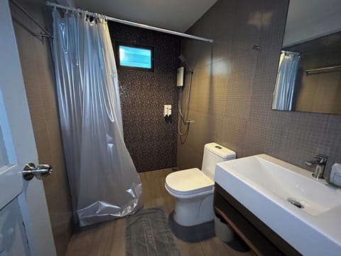 Family Room | Bathroom | Shower, hair dryer, towels, soap